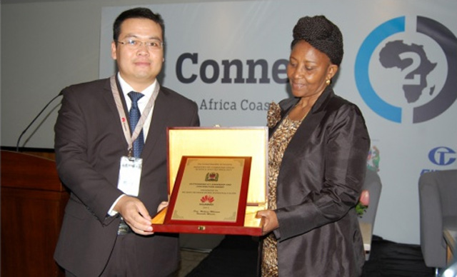 Huawei representative received the award from Ms. Selina Lyimo, Acting Permanent Secretary in the Ministry of Communication, Science, and Technology of Tanzania